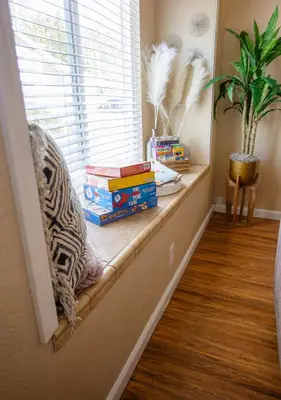a window sill with books on a window seat at Cozy Condo minutes from the Sequoia National Park in Three Rivers