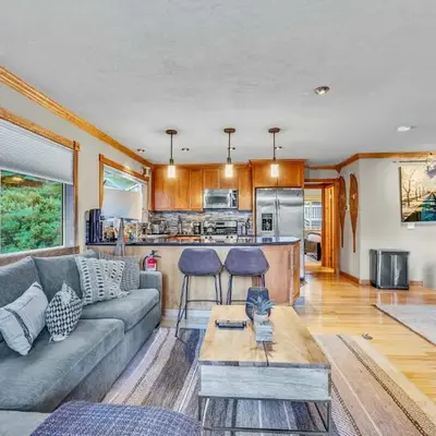 Modern Tahoe Retreat with Grill Walk to Beach