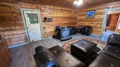 a living room with a couch and a fireplace in a cabin at Baltyr Cabin in Miramonte
