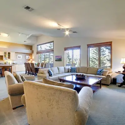5 Mi to Skiing Mammoth Lakes Home with Pool Table!