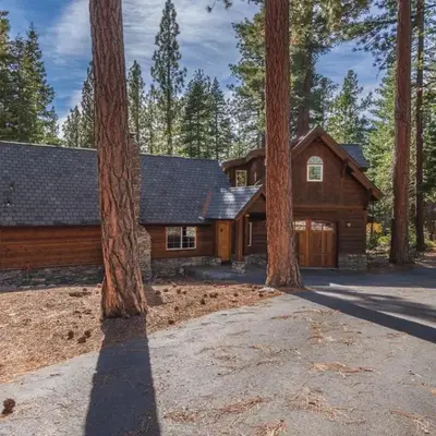 Home for 10 Private Hot-Tub Close to Ski Private Beach Access w Double Decker pier Book on Mobile for Promo Price