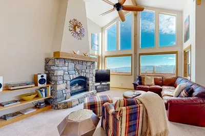 a living room with a couch and a fireplace at Skislope Serenity in Truckee
