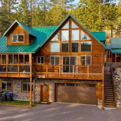 Denton by AvantStay Hot Tub Deck w Fire Pit Near Skiing Lake