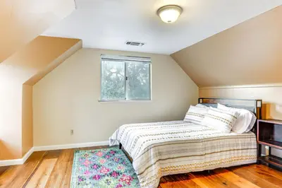 a bedroom with a bed and a window at 12 Mi to Folsom Historic District NorCal Getaway in Fair Oaks