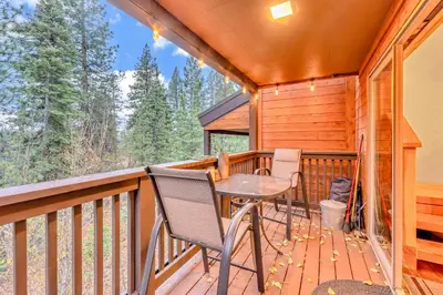 a balcony with a table and chairs on a cabin at Tahoe Condo Near Skylandia Beach in Tahoe City