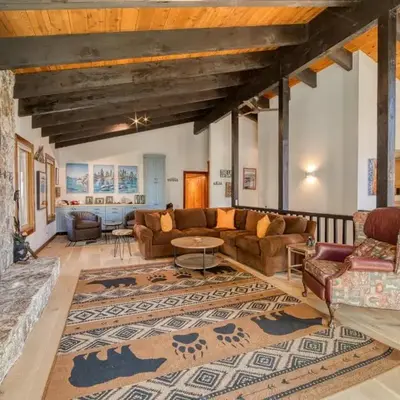 Wanderlust Retreat by Tahoe Getaways - 4BR Pet-Friendly w Fenced Yard