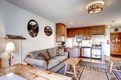 a living room with a couch and a kitchen at Alpine View in Yosemite West