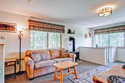 a living room with a couch and a tv at Alpine View in Yosemite West