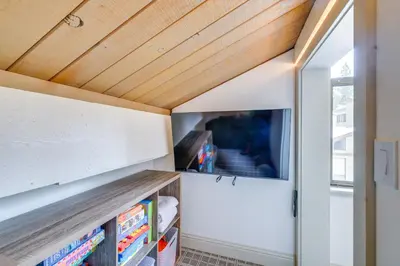 a room with a tv in a tiny house at 8 Mi to Northstar Slopes Tahoe Gem with Fireplace in Kings Beach