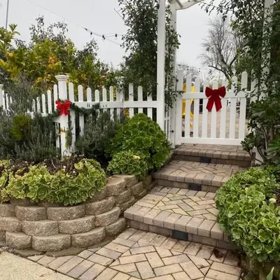 English Rose Garden Cottage near Roseville