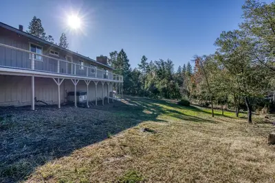 anterior view of a building with a yard at Mariposa home, Yosemite retreat, deer watching, family friendly in Mariposa