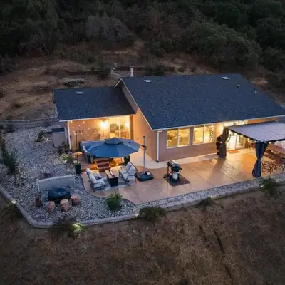 Hilltop Paradise with stunning views/hot tub/firepit/dog friendly
