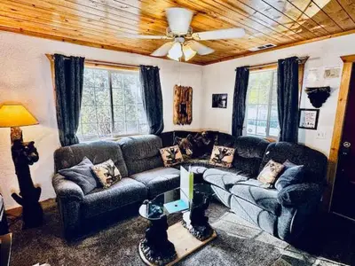 a living room with a couch and a television at Stay in Yosemite-Cozy Bear North-Sleeps 5 in Yosemite West