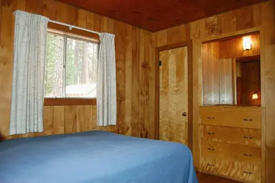 a bedroom with a bed and a window at Harmony Villa in Wawona