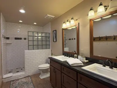 a bathroom with two sinks and a toilet and a shower at Lily of the Valley - Big Wall, Yosemite Day Use Reservations, Breakfast, Forest View and WiFi in Yosemite West