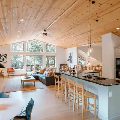 Beautiful and Spacious Home - Walk to Lake & Beach