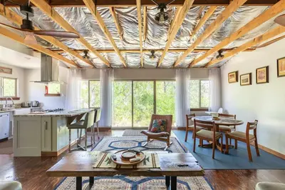 a kitchen and dining room with a wooden ceiling at Alta Peak Penzion in Three Rivers