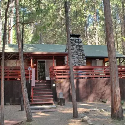 Cozy 2Br Retreat with Scenic Deck & Outdoor Dining