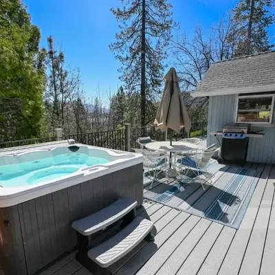 Near Yosemite Bass Lake Cabin with Hot Tub