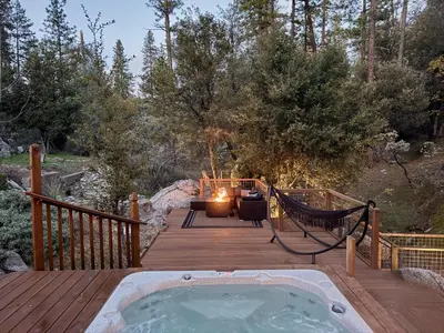 a jacuzzi tub on a wooden deck at Elegant Blackwood Grove by Casa Oso in Mariposa