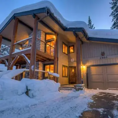 Fire & Ice Spacious Retreat with Hot tub and Fireplace