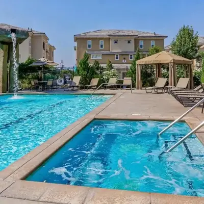 NEW Chic 2BR Stay with Heated Pool Gym & Mini Golf