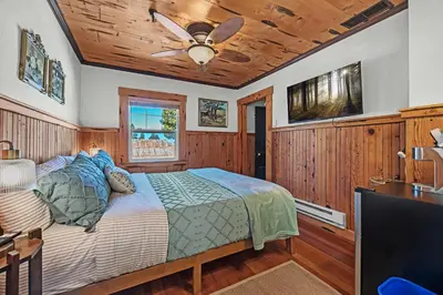 a bedroom with a bed and a ceiling fan at The Extraordinary Camino Hotel in Camino
