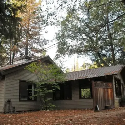 Country Cabin with Spa Hot Tub and Private Deck near Rollins Lake in California