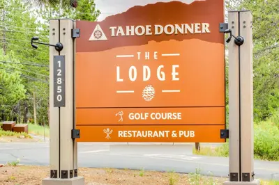 a sign for the lodge golf course at Paradise on Pinnacle in Truckee
