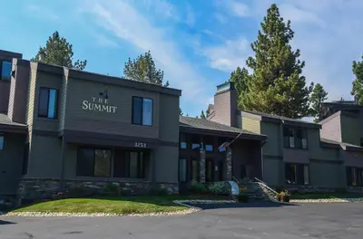 a building with a sign that reads the summit at Summit #20 Near DT Hike Bike & Ski in Mammoth Lakes