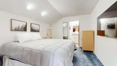 a bedroom with a large white bed in a room at Cozy Condo for 4 Near Shuttle & Eagle Lodge in Mammoth Lakes