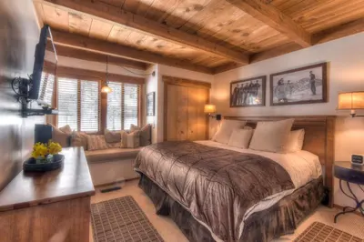 a bedroom with a large bed and a window at Granlibakken Retreat Near Tahoe Beach in Tahoe City