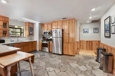 Gallery image of Elm Street Getaway Sleeps 8 in Tahoma