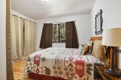 Gallery image of Elm Street Getaway Sleeps 8 in Tahoma