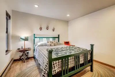 a bedroom with a green bed in a room at Singing Pines in Marla Bay - Walk to Lake in Glenbrook