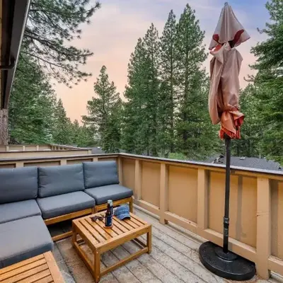 Ski Way by AvantStay Cozy Tahoe Home w Fireplace Balcony