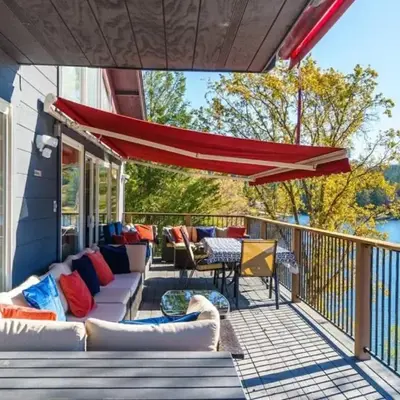 Massive 8 bedroom on the lake