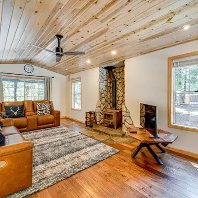 Truckee Retreat half Mi to Tahoe Donner Skiing