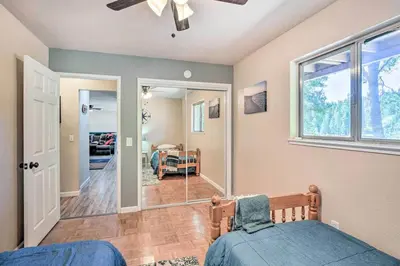 a bedroom with a bed and a window at Beautiful Large close to Skiing / Wine Tasting! in Pioneer