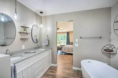 a bathroom with two sinks and a bath tub at Beautiful Large close to Skiing / Wine Tasting! in Pioneer