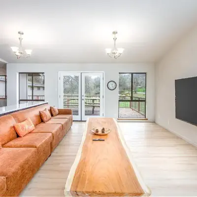 Grand Riverside Retreat - Private Walkway to the River