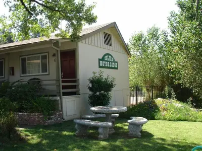 a small house with a picnic table in the yard at colfax motorlodge in Colfax