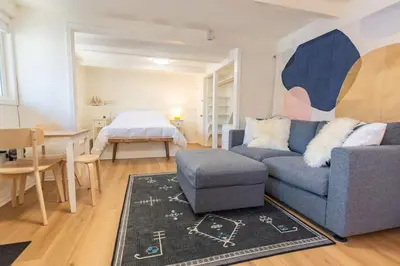 a living room with a couch and a bed at Welcoming Studio Walk to Palisades Resort and Lifts in Olympic Valley