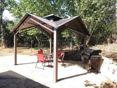 a pavilion with a table and chairs and a grill at Dew Drop Inn Kings Canyon National Park in Miramonte