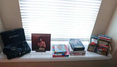 a window sill with books and records and a windowneau at Sequoia Serenity 4 Mi to Sequoia, King Bed in Three Rivers