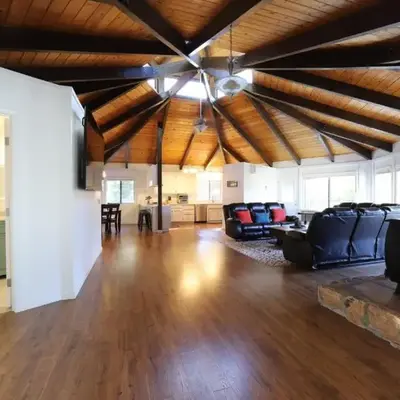 Spacious 3BR Retreat - Sleeps 10 - Free Parking