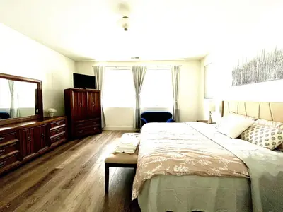 a bedroom with a large bed and a large window at \u8212\u670d\u5bbd\u655e\u7684\u7a7a\u95f4