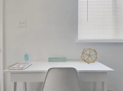 a white desk with two chairs and a window at Lovely home central Coalinga-2BR Stopover near I-5 in Coalinga