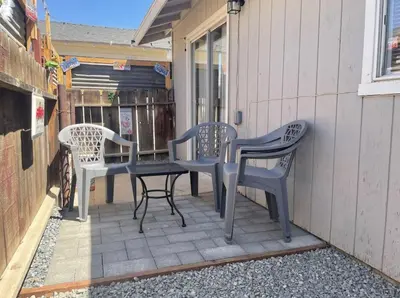 three chairs and a table on a patio at Lovely home central Coalinga-2BR Stopover near I-5 in Coalinga