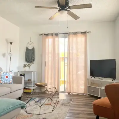 Lovely home central Coalinga-2BR Stopover near I-5